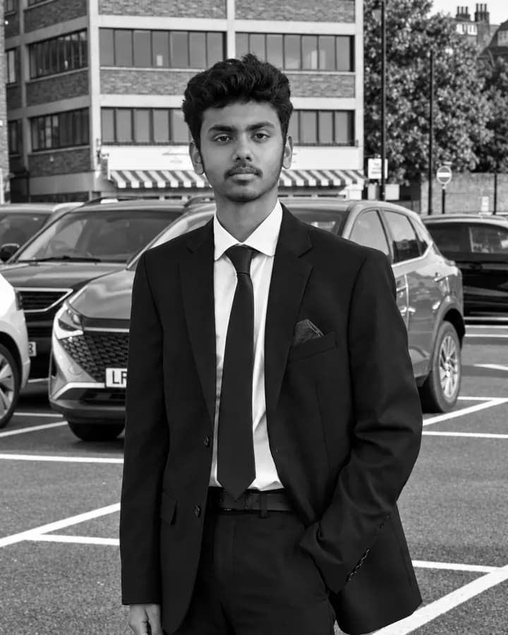 Advay, Sariro student