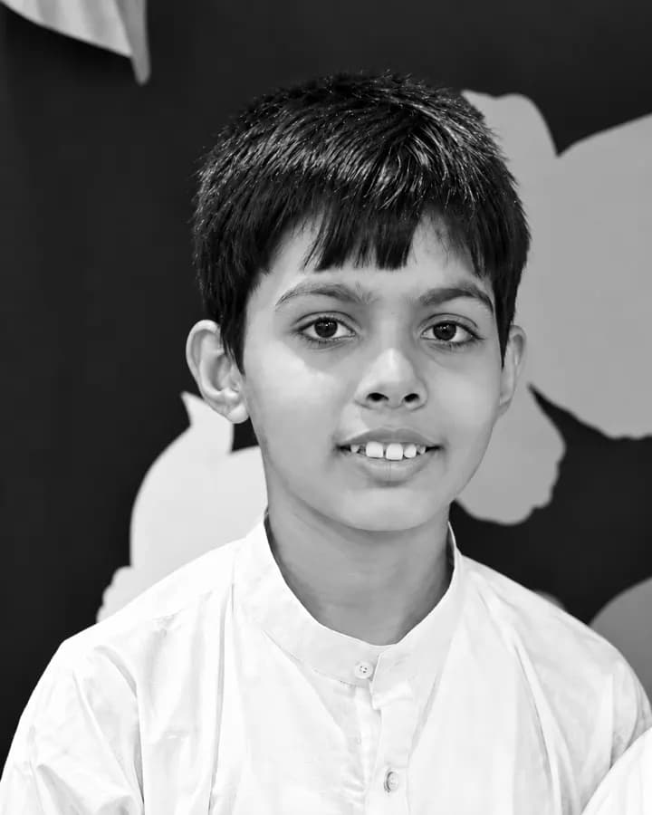 Agrim, Sariro student